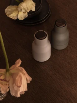 Hot Audo Copenhagen Moulins à sel et à poivre design avec couvercle en noyer Bottle Grinder, 2 élém. Vert olive, beige clair, bois de noyer