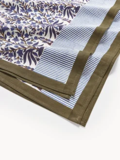 Hot Bungalow Nappe avec motif à fleurs Jasmine Bleu foncé, blanc cassé, brun