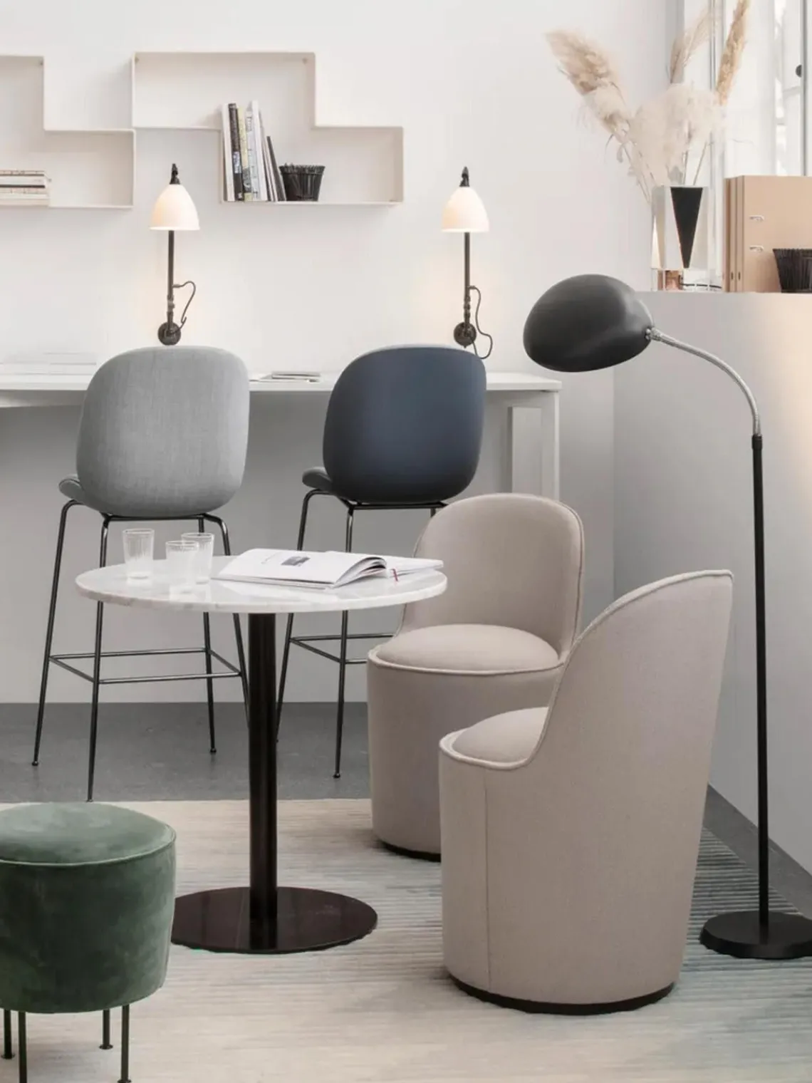 Clearance GUBI Petit lampadaire Cobra, orientable