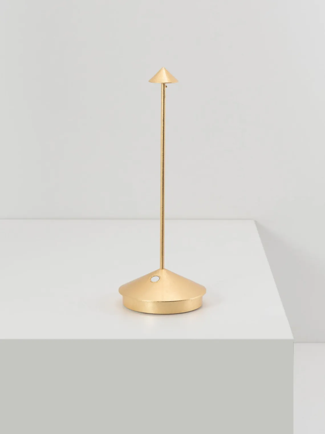 Sale zafferano Petite lampe à poser LED mobile Pina, intensité lumineuse variable Doré