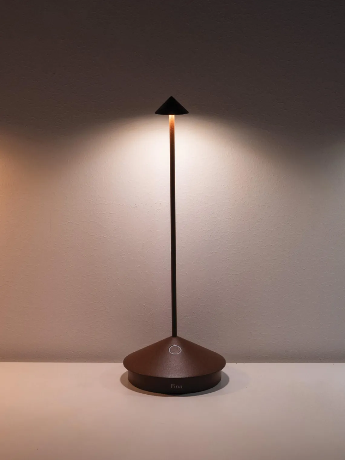 Online zafferano Petite lampe à poser LED mobile Pina, intensité lumineuse variable Brun