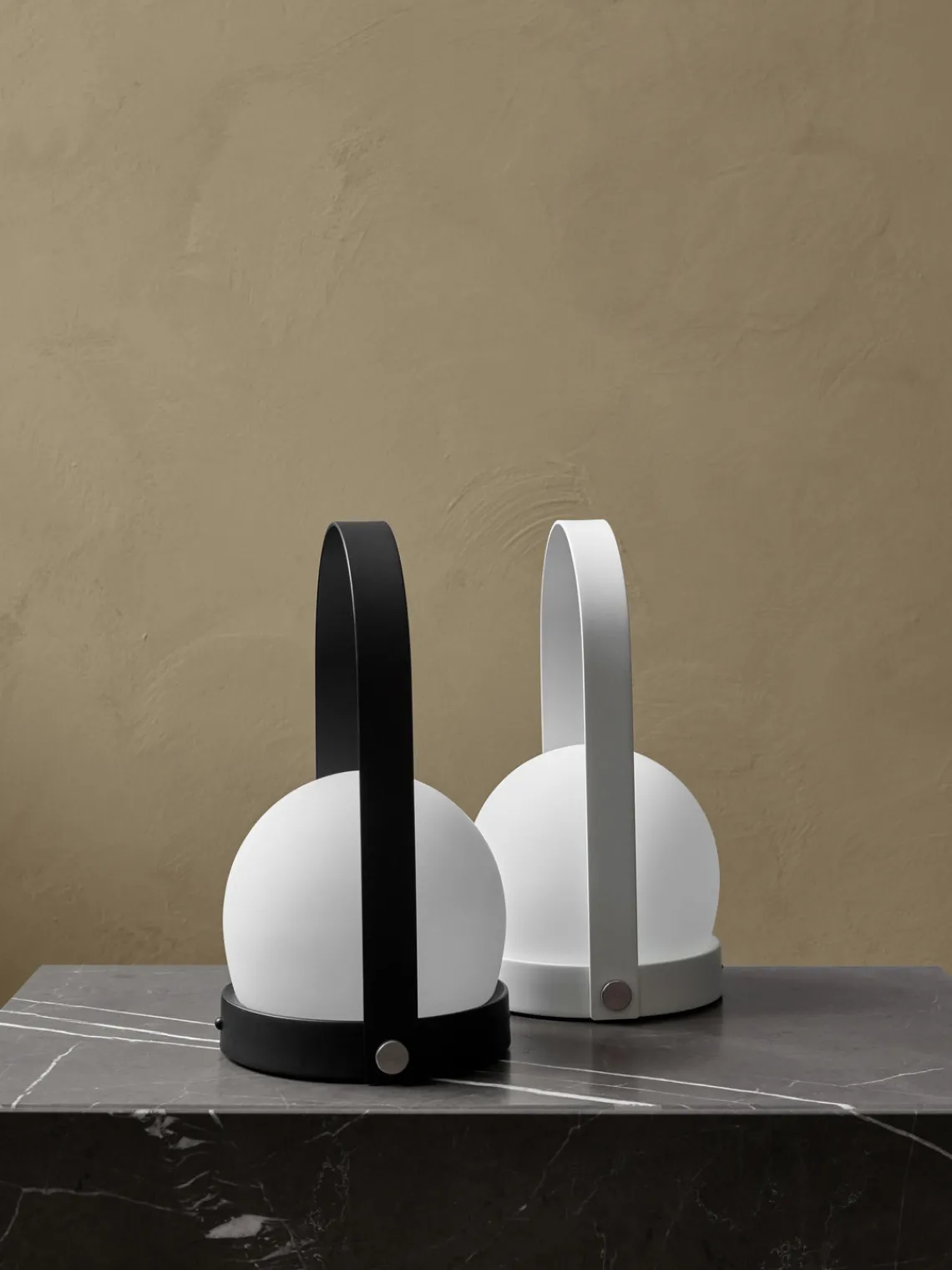 Discount Audo Copenhagen Petite lampe à poser mobile Carrie, à intensité variable Blanc, noir