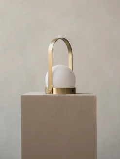 Hot Audo Copenhagen Petite lampe à poser mobile Carrie, intensité lumineuse variable Blanc, doré