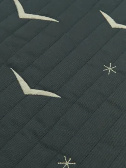 Online Nobodinoz Plaid en coton Arty Quilt Bleu foncé, blanc cassé, beige, motif ciel