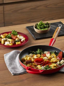 Clearance LE CREUSET Poêle en fonte émaillée avec manche en bois Signature Collection Tons rouges