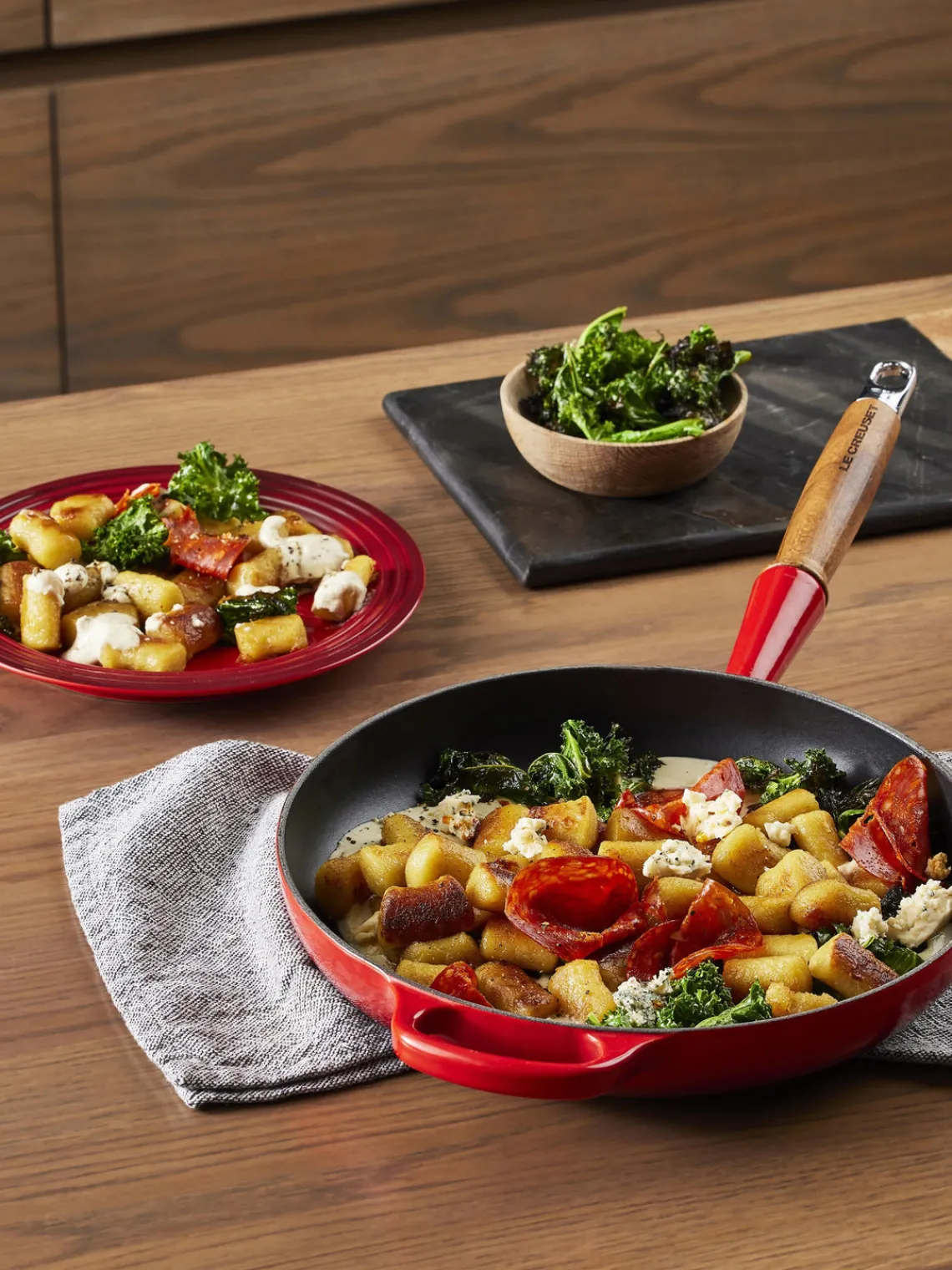 Clearance LE CREUSET Poêle en fonte émaillée avec manche en bois Signature Collection Tons rouges