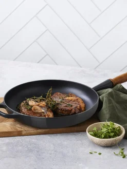 Fashion LE CREUSET Poêle en fonte émaillée avec manche en bois Signature Collection Noir