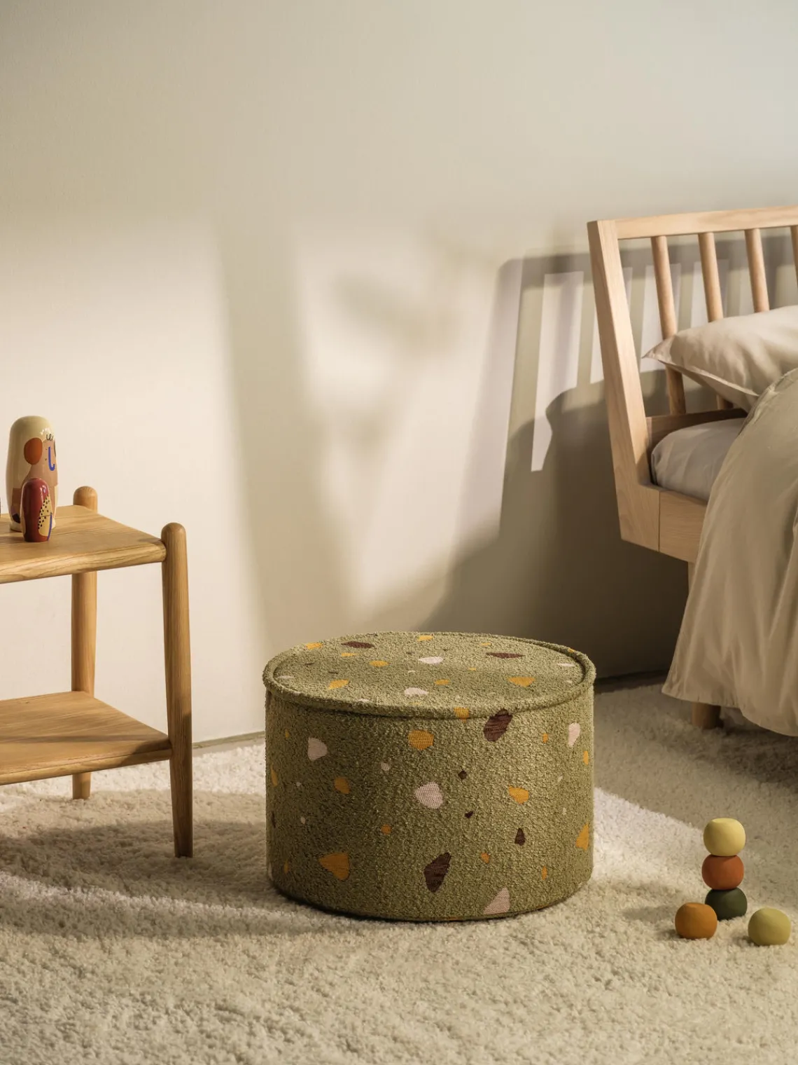 Hot Wigiwama Pouf en bouclette pour enfants fait main Sugar, Ø 40 cm Bouclette vert olive, aspect terrazzo
