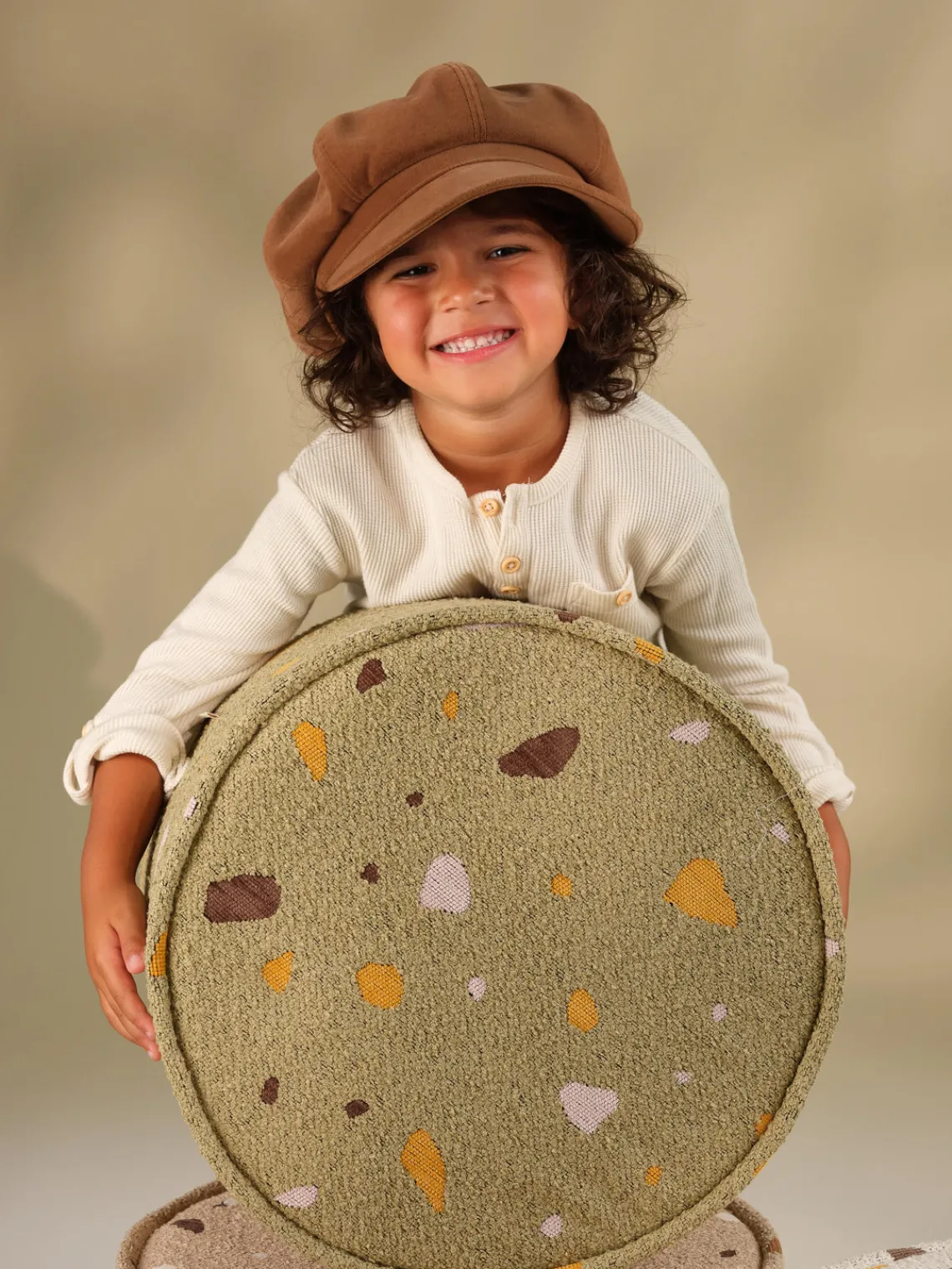 Hot Wigiwama Pouf en bouclette pour enfants fait main Sugar, Ø 40 cm Bouclette vert olive, aspect terrazzo