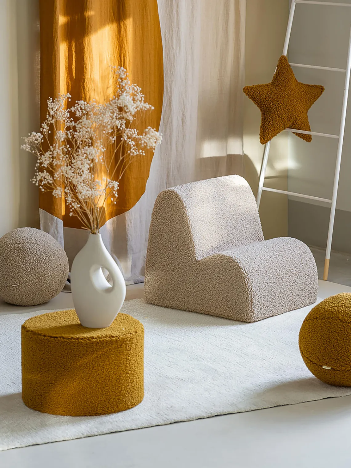 Hot Wigiwama Pouf en peluche pour enfants Sugar, Ø 40 cm Peluche jaune moutarde