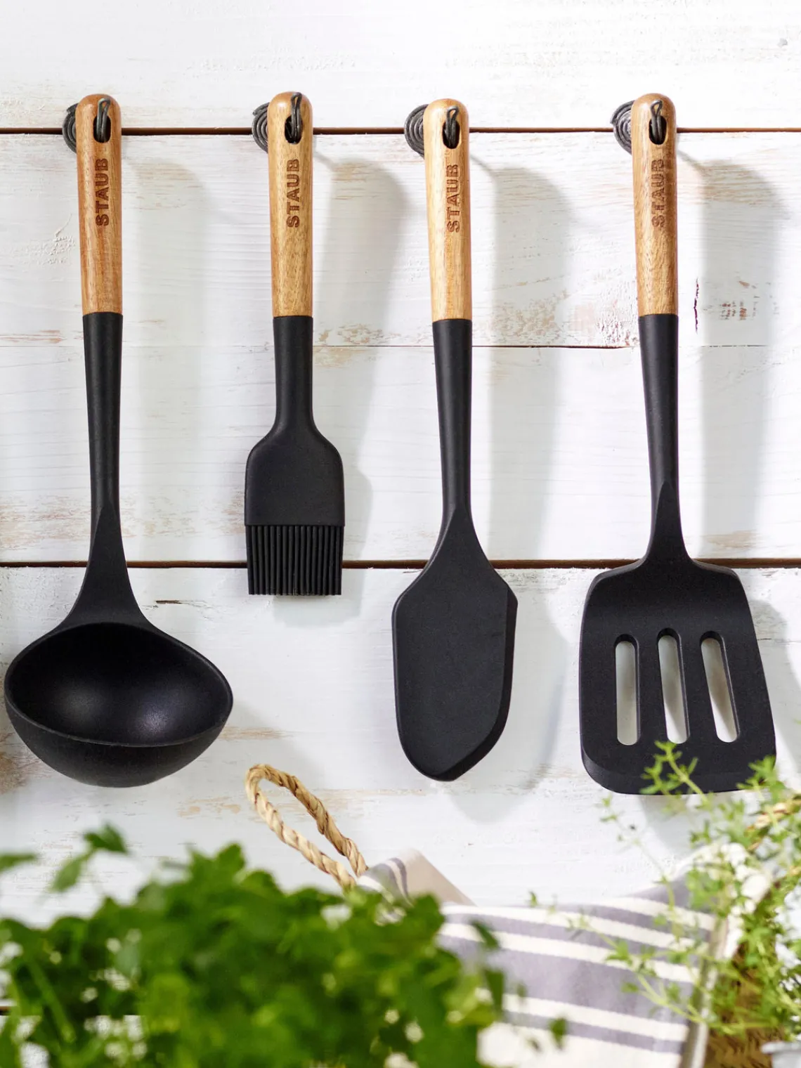 Sale Staub Spatule à pâte avec manche en acacia Cook