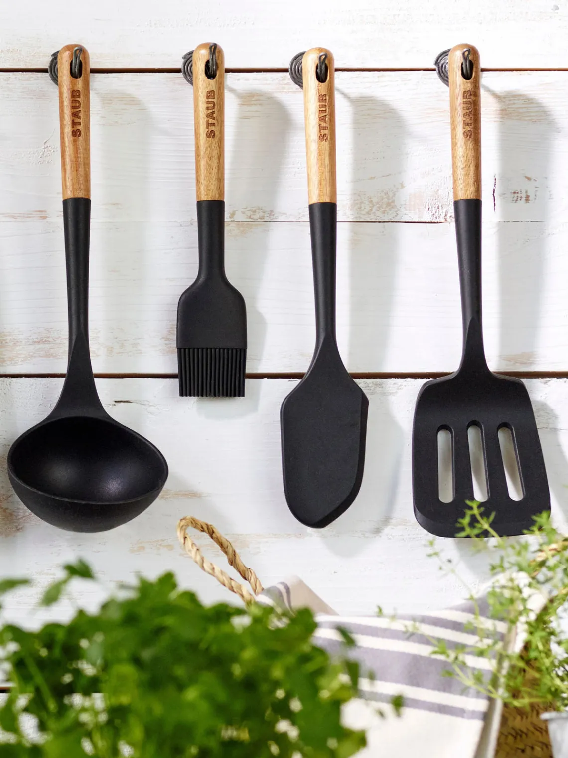 Sale Staub Spatule avec manche en acacia Cook Noir, bois clair