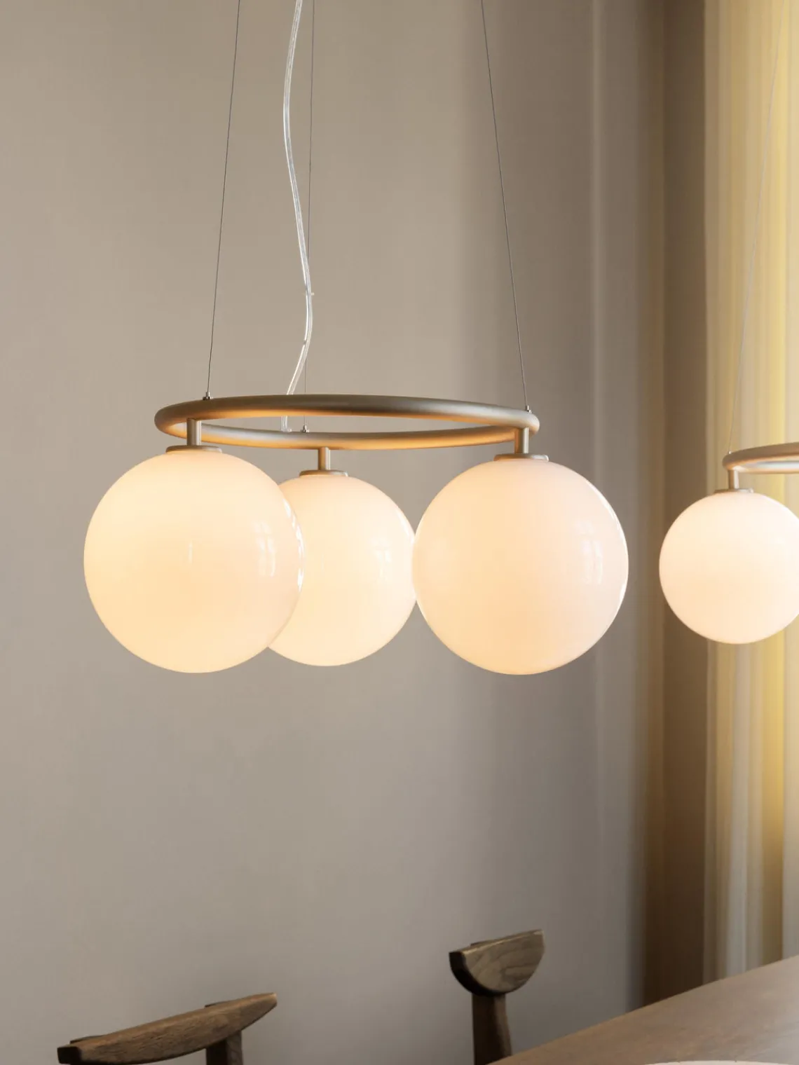 Sale Nuura Suspension à boule de verre Miira Doré, blanc