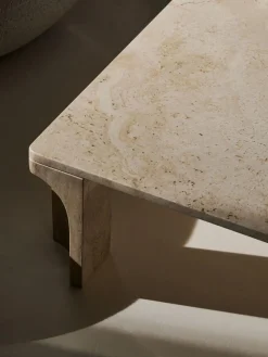 Sale GUBI Table basse en travertin Doric, larg. 140 cm Travertin aux tons beiges