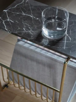 Outlet AYTM Table d'appoint en marbre avec porte-revues Sino Couleur dorée, noir, marbré