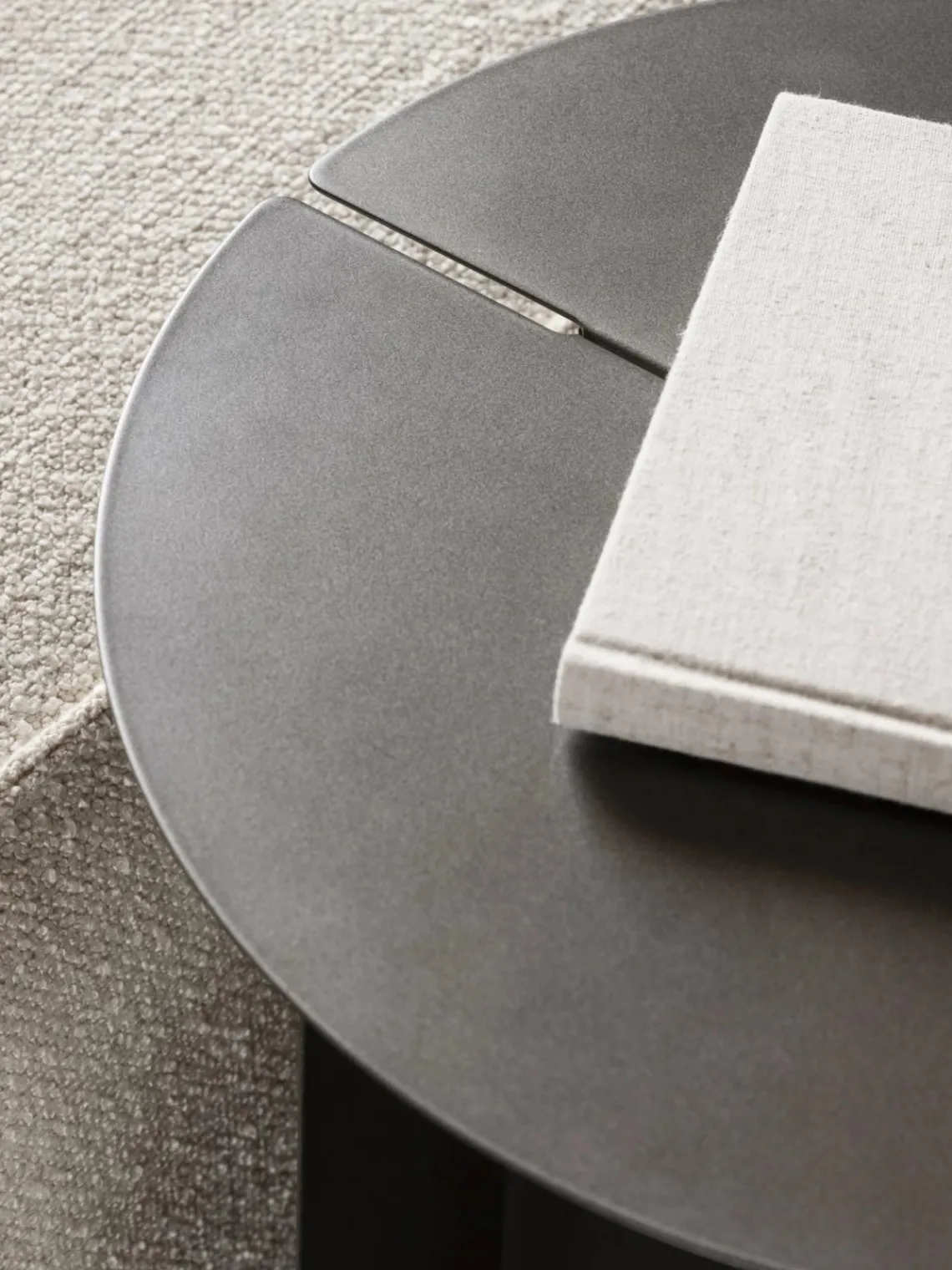 New blomus Table d'appoint ronde avec finition antique Oru Grège avec finition antiquaire