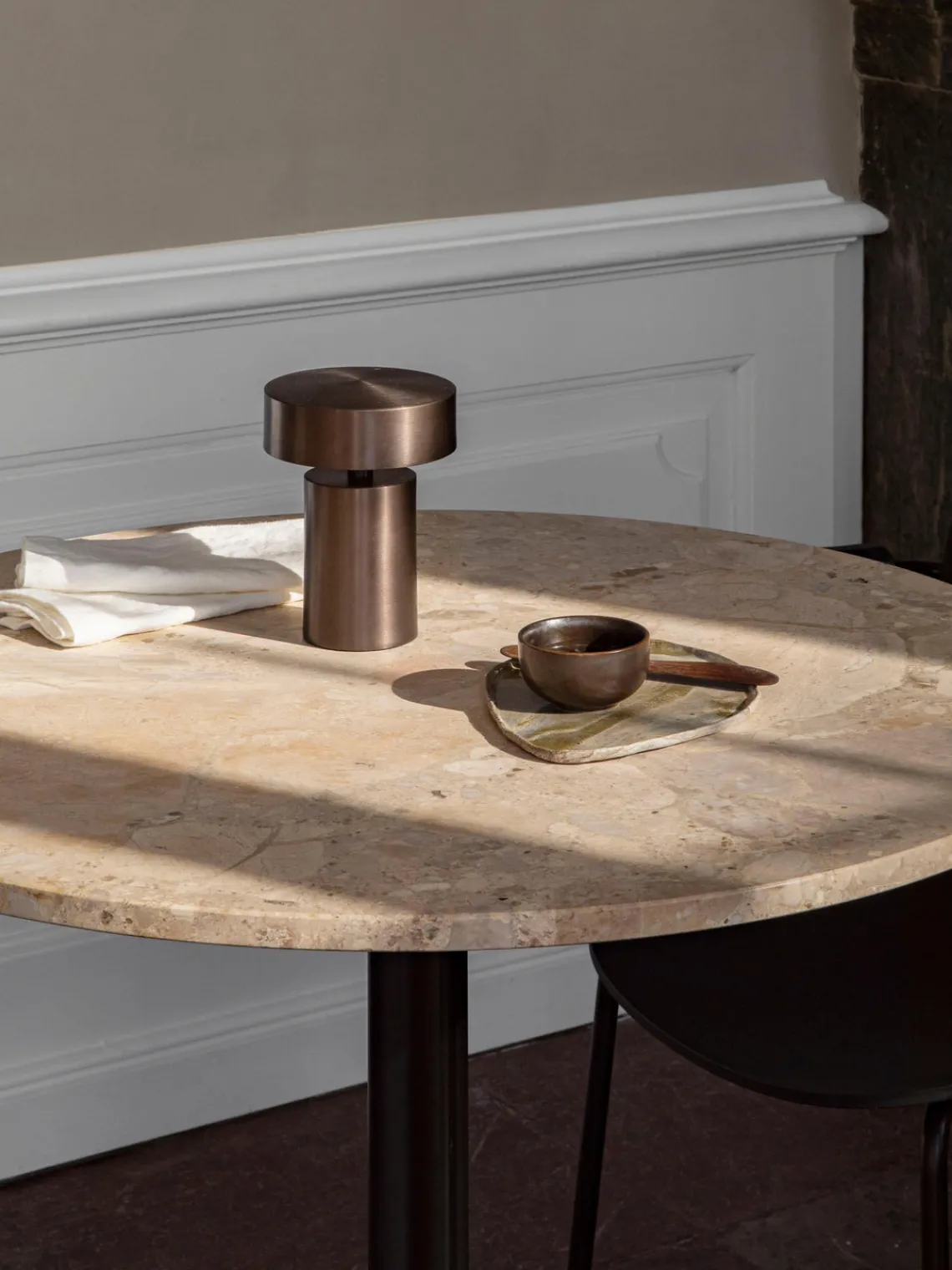 Discount Audo Copenhagen Table ronde en grès Harbour, Ø 105 cm