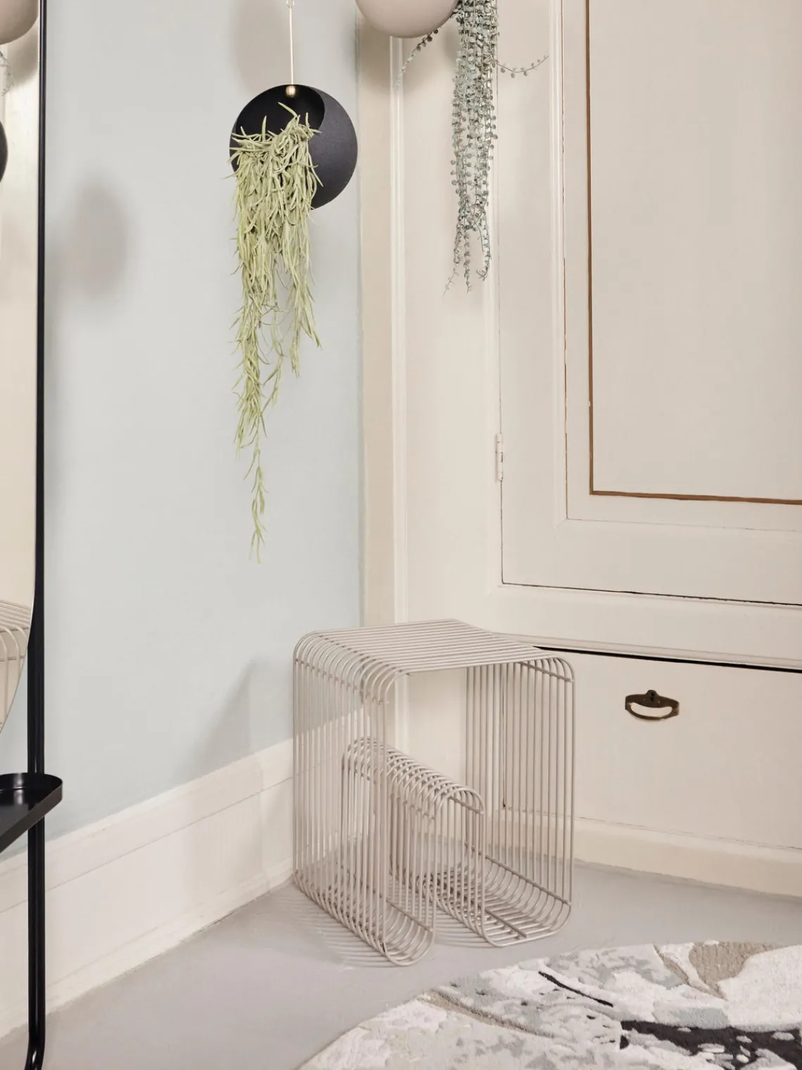 Outlet AYTM Tabouret en métal Curve Grège, mat