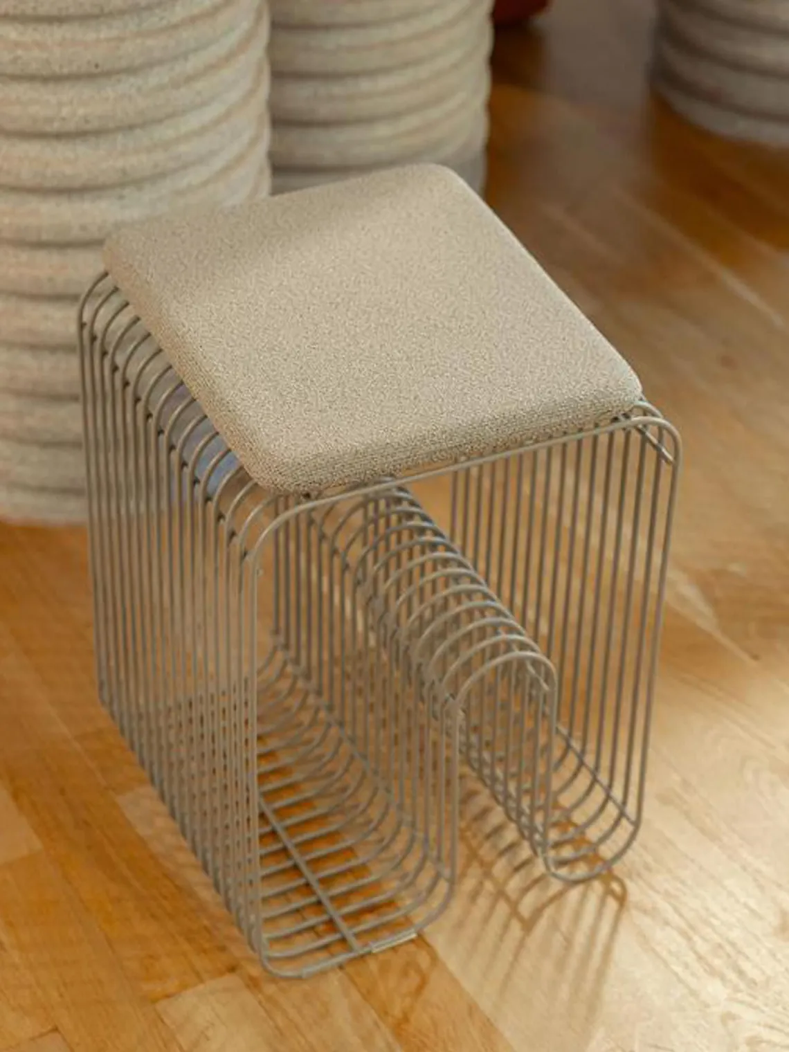 Outlet AYTM Tabouret en métal Curve Grège, mat