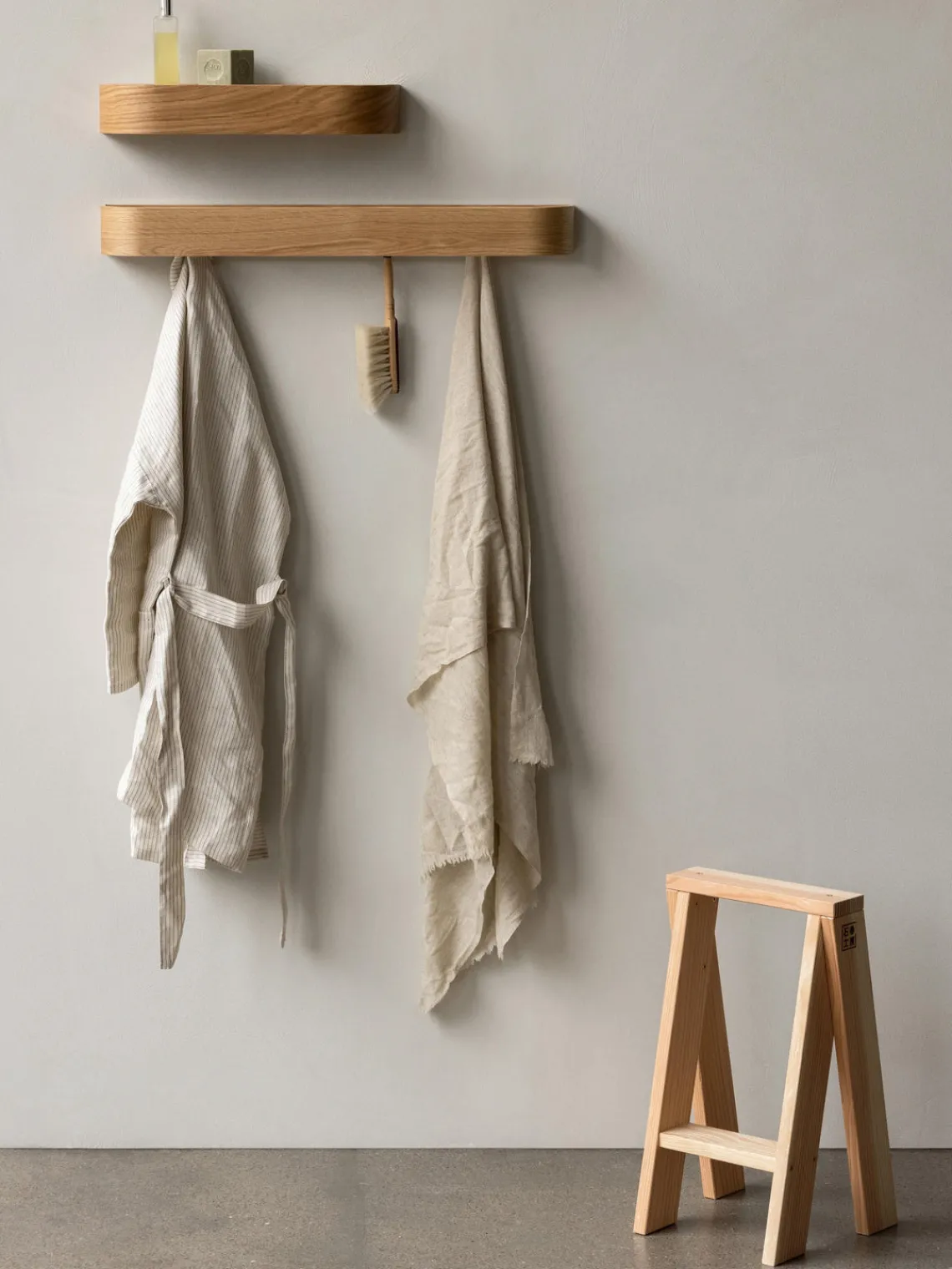 Clearance Audo Copenhagen Étagère murale en bois Epoch, larg. 79 cm Chêne clair, transparent