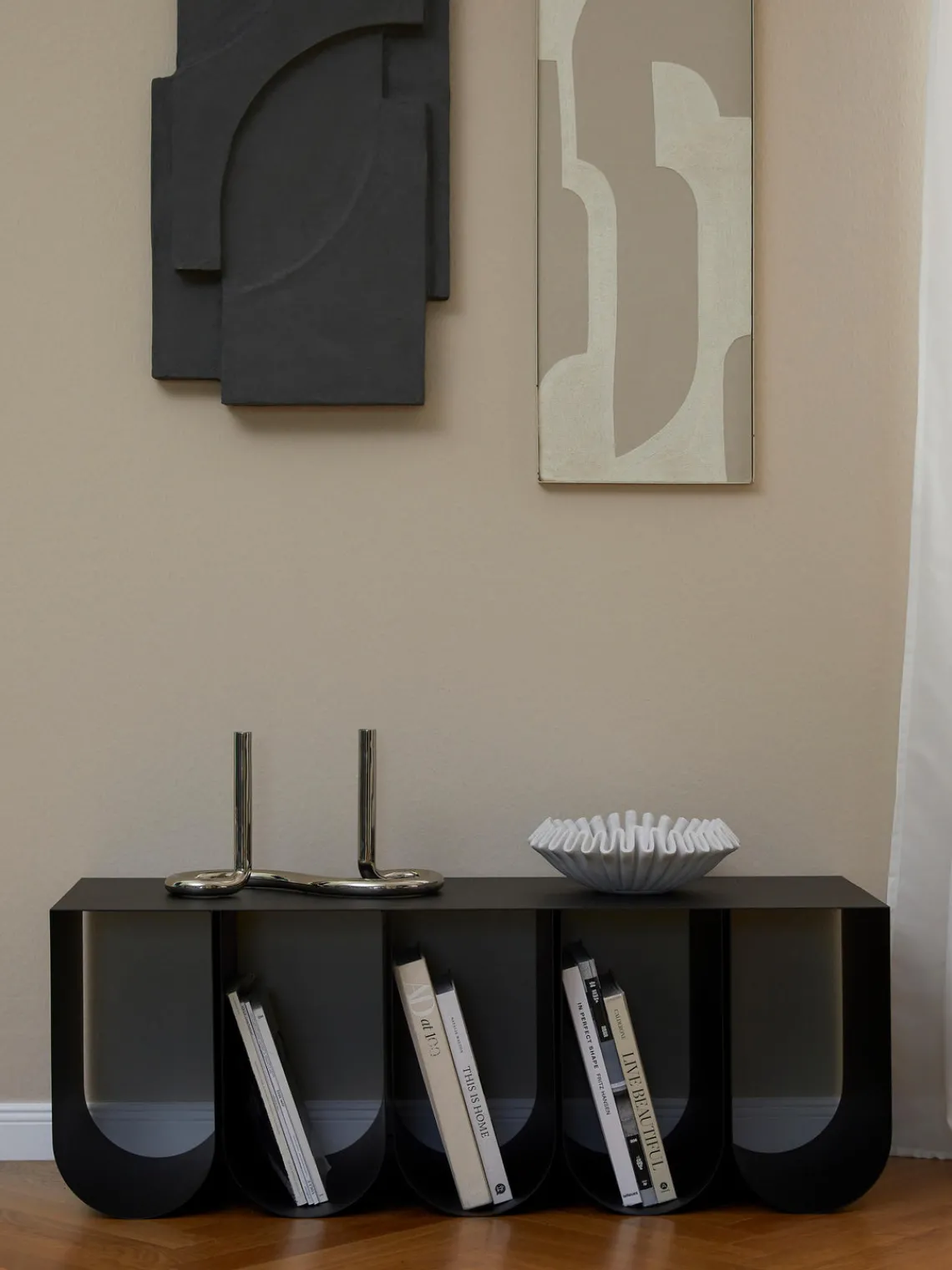 Fashion Kristina Dam Étagère murale en métal Curved Noir