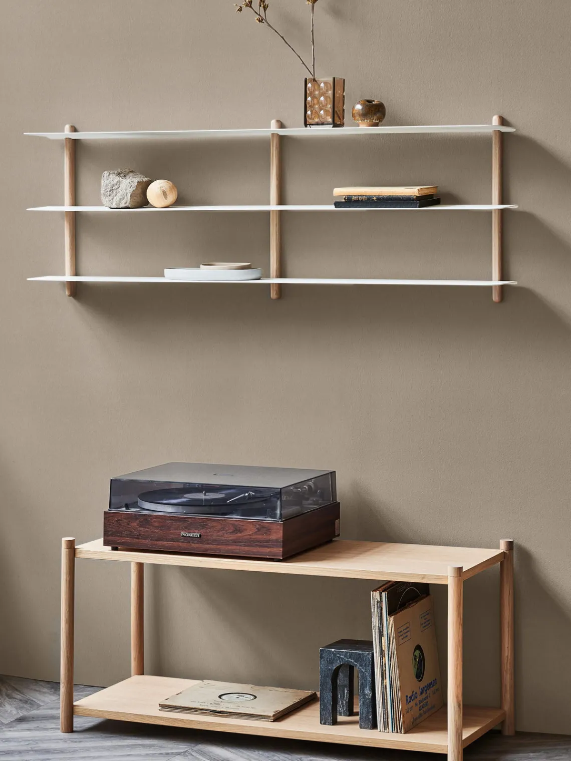 New Gejst Étagère murale Nivo Bois de chêne, blanc