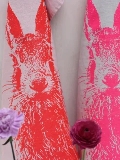 New Frohstoff Torchon en lin sérigraphié à la main Hare Gris clair, rose vif