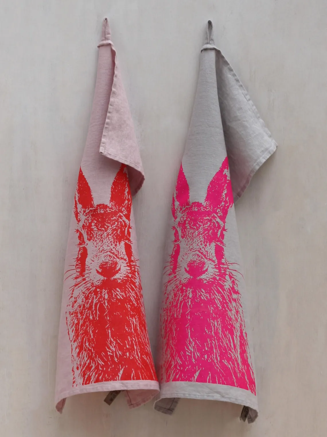 New Frohstoff Torchon en lin sérigraphié à la main Hare Gris clair, rose vif