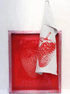Online Frohstoff Torchon en lin sérigraphié à la main Strawberry Gris clair, rouge