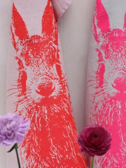 Sale Frohstoff Torchon en lin sérigraphié à la main Lapin de Campagne Rose pâle, rouge corail