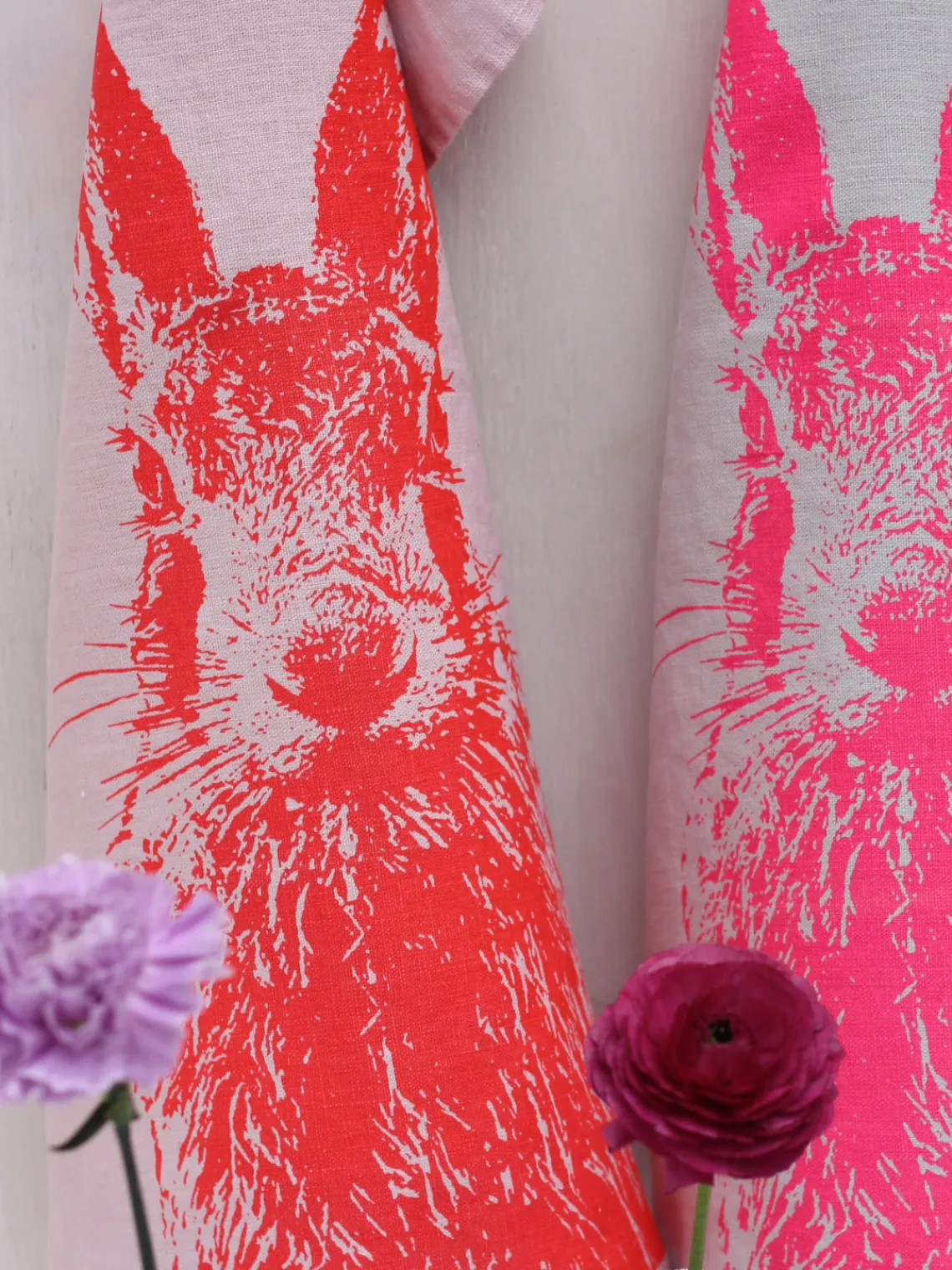 Sale Frohstoff Torchon en lin sérigraphié à la main Lapin de Campagne Rose pâle, rouge corail