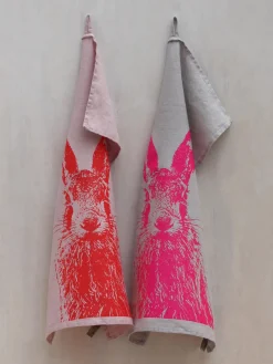 Sale Frohstoff Torchon en lin sérigraphié à la main Lapin de Campagne Rose pâle, rouge corail