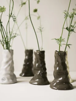 New DBKD Vase en céramique Bloom, haut.. 15 cm Taupe, haute brillance