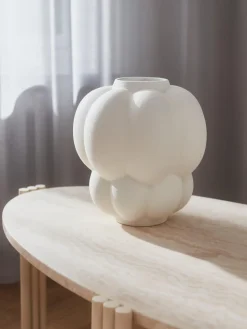 Fashion AYTM Vase en céramique Uva, haut. 22 cm Blanc cassé, mat