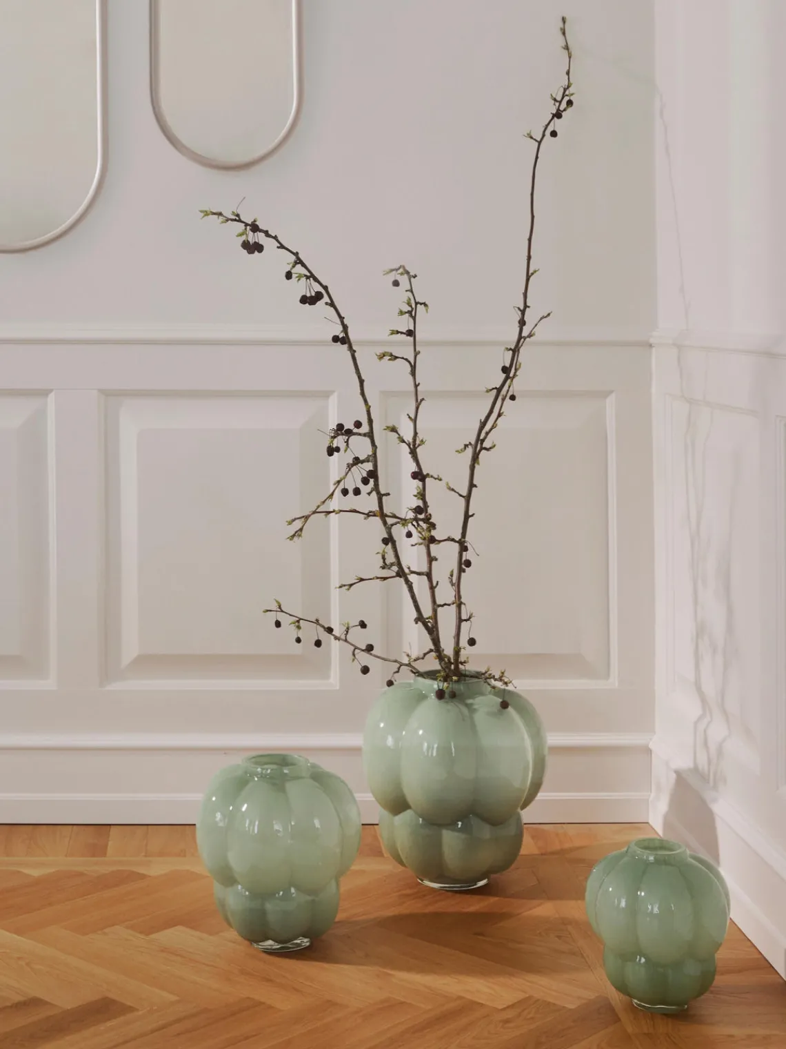 Best AYTM Vase en verre soufflé bouche Uva, haut. 28 cm Vert sauge, haute brillance