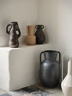 Best Broste Copenhagen Vase fait main Isolde, haut. 35 cm Brun foncé, mat